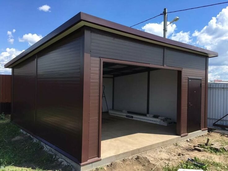 Garaje auto pe structura metalica invelite cu panouri sandwich